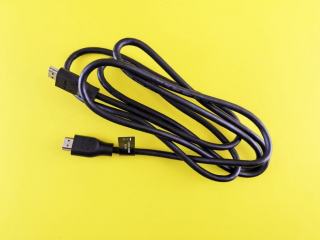 Câble HDMI branché à l'arrière d'un amplificateur home cinéma